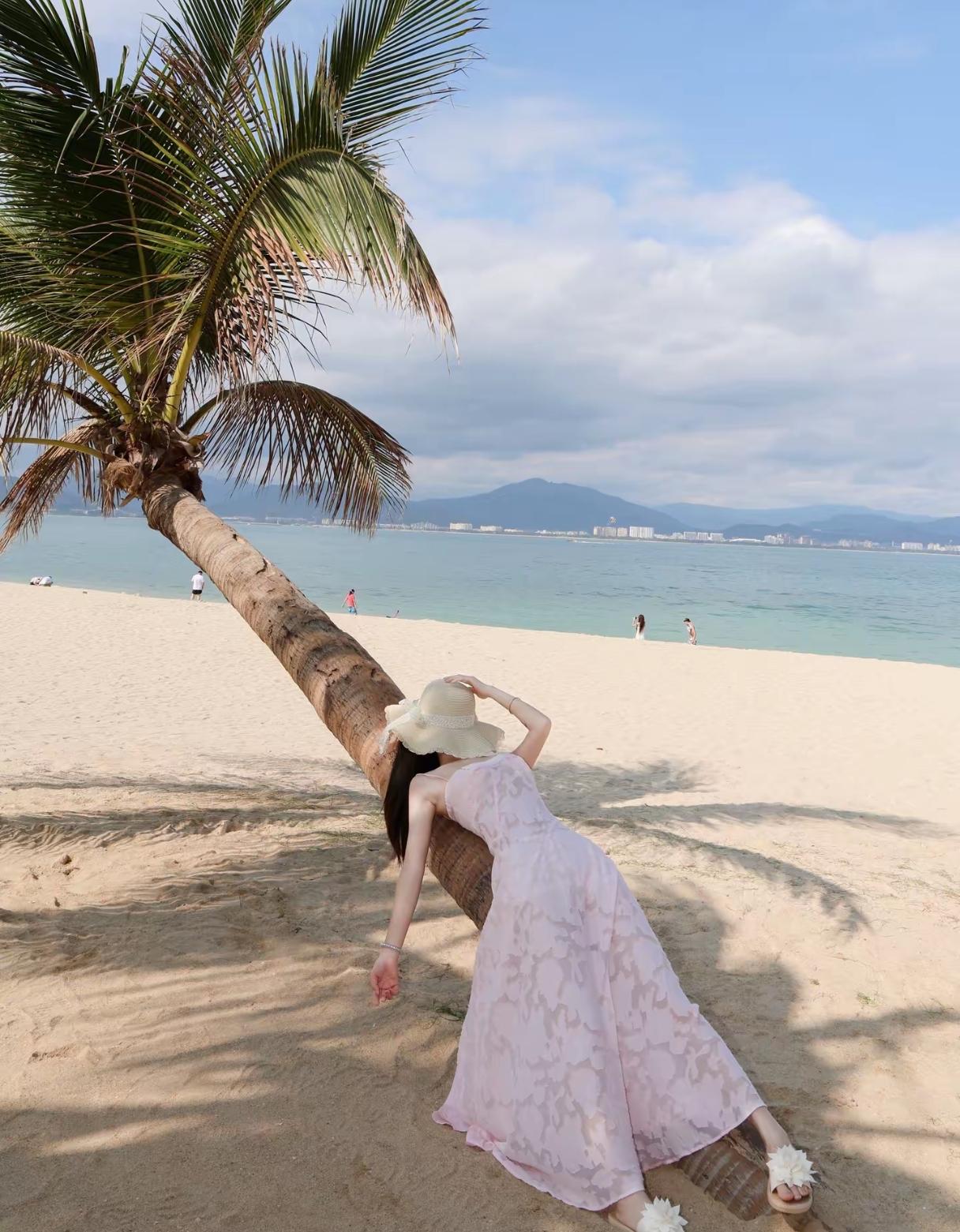 周五清晨，气温宜人，阳光正好，微风轻拂，一切都在慢慢变好。
梦想从不会自动实现，