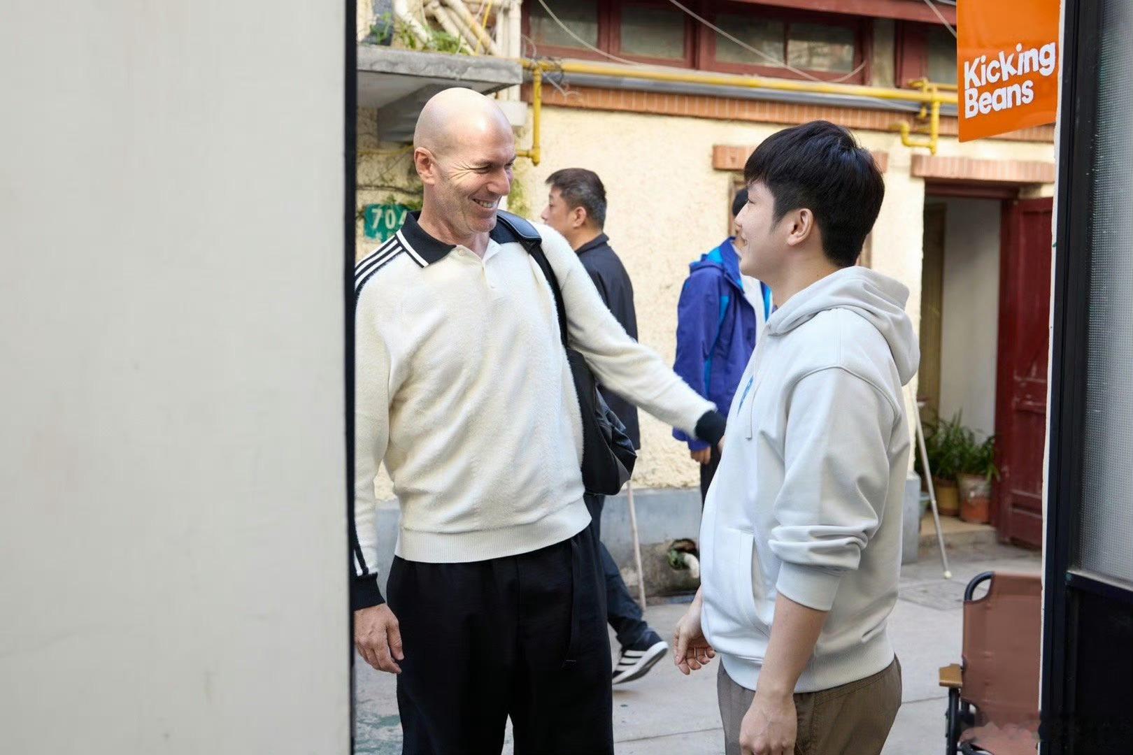 上海弄堂咖啡馆里，皇马名宿齐达内与死忠粉樊振东英语畅聊，从竞技哲学到皇马情怀，英