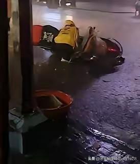 成都雨夜最温柔的一幕：超时的夜宵，藏着成年人最戳心的无奈
 
破防了！成都，一个