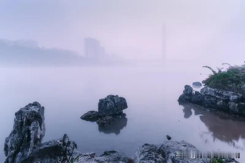 看到“雾锁一江水”这个上联，感觉意境超美，那缥缈的雾气把江水都给锁住了，有种神秘