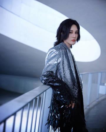 尚雯婕的蜕变令人瞩目，她从杰出歌手成长为全能艺术家。舞台上，她的才华与努力交织，