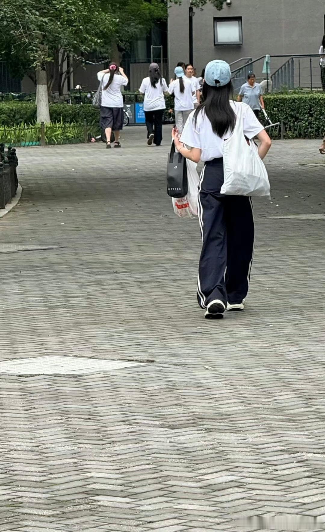 手里的校园卡映着青涩的笑脸，藏着期待也藏着忐忑。从被导演引导到自主探索，从完成角