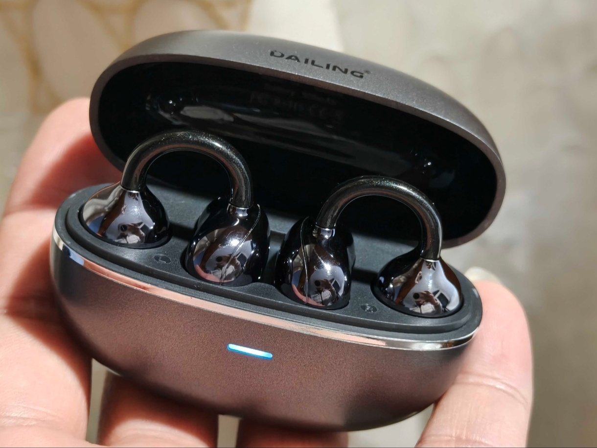 骨传导耳机致聋不是个案。再方便也要控制音量和时长，听力不可逆，别为了爽伤了耳朵。