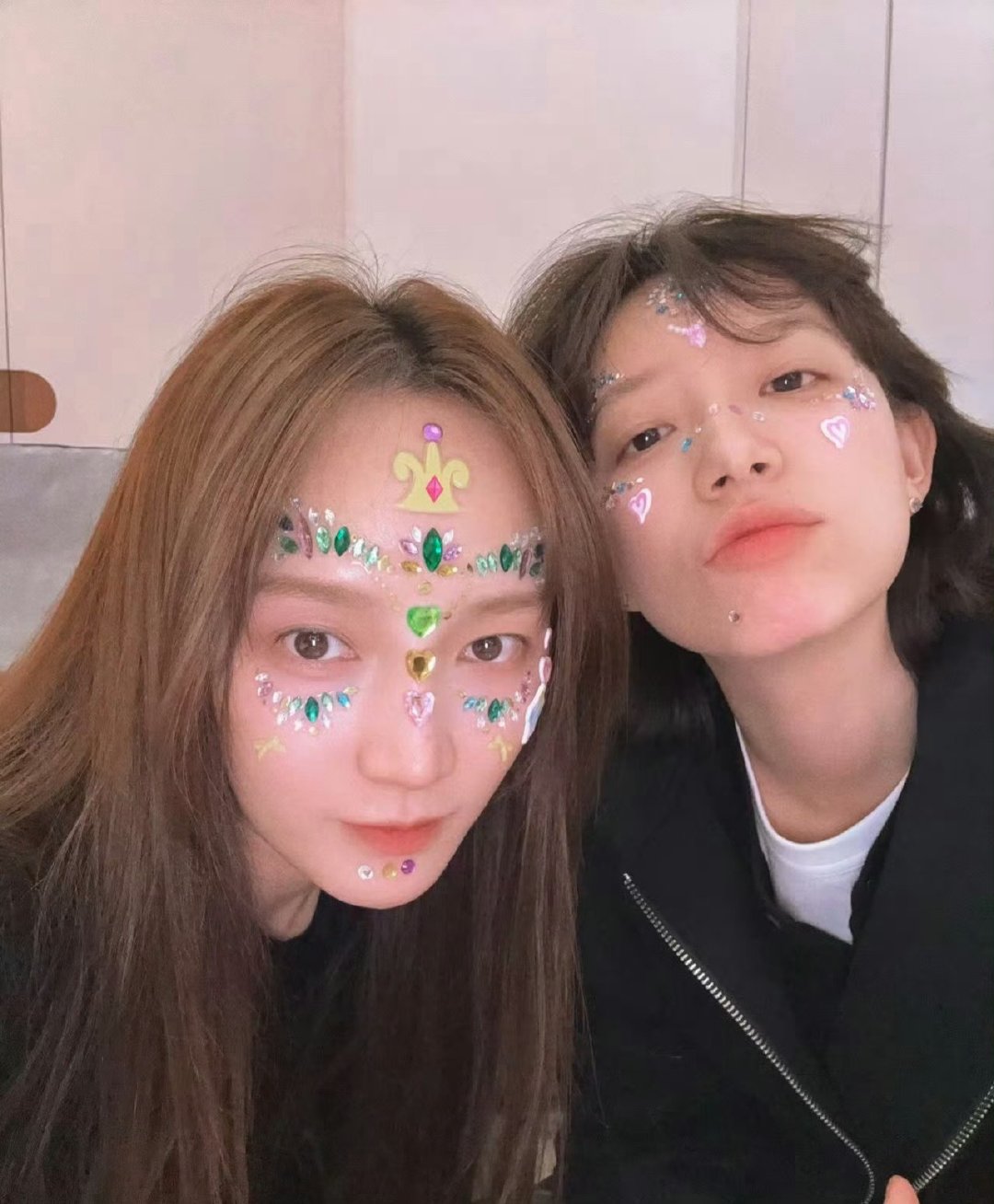孟佳李斯丹妮小学生拌嘴孟佳李斯丹妮一见面就抱抱，然后就开始小学生拌嘴了，“相爱相
