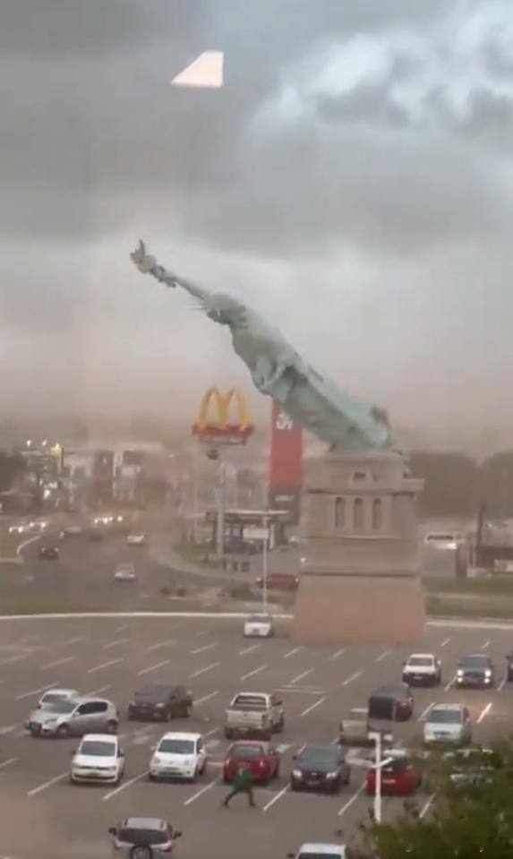 【自由女神崩塌瞬间：78英尺巨型‘自由女神像’在55mph暴风雨中倒塌，轰然落地