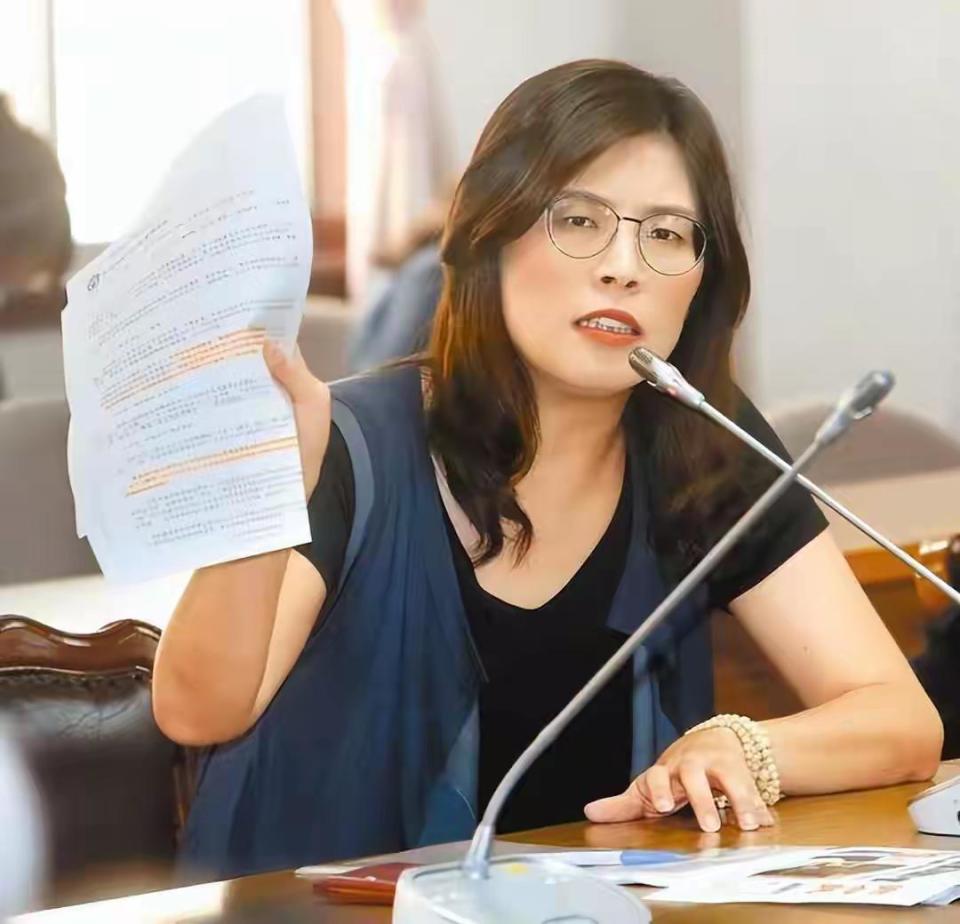 郑丽文真的官宣了，她要向全世界证明，两岸根本不用走到那一步。
 
（阅读前请点个