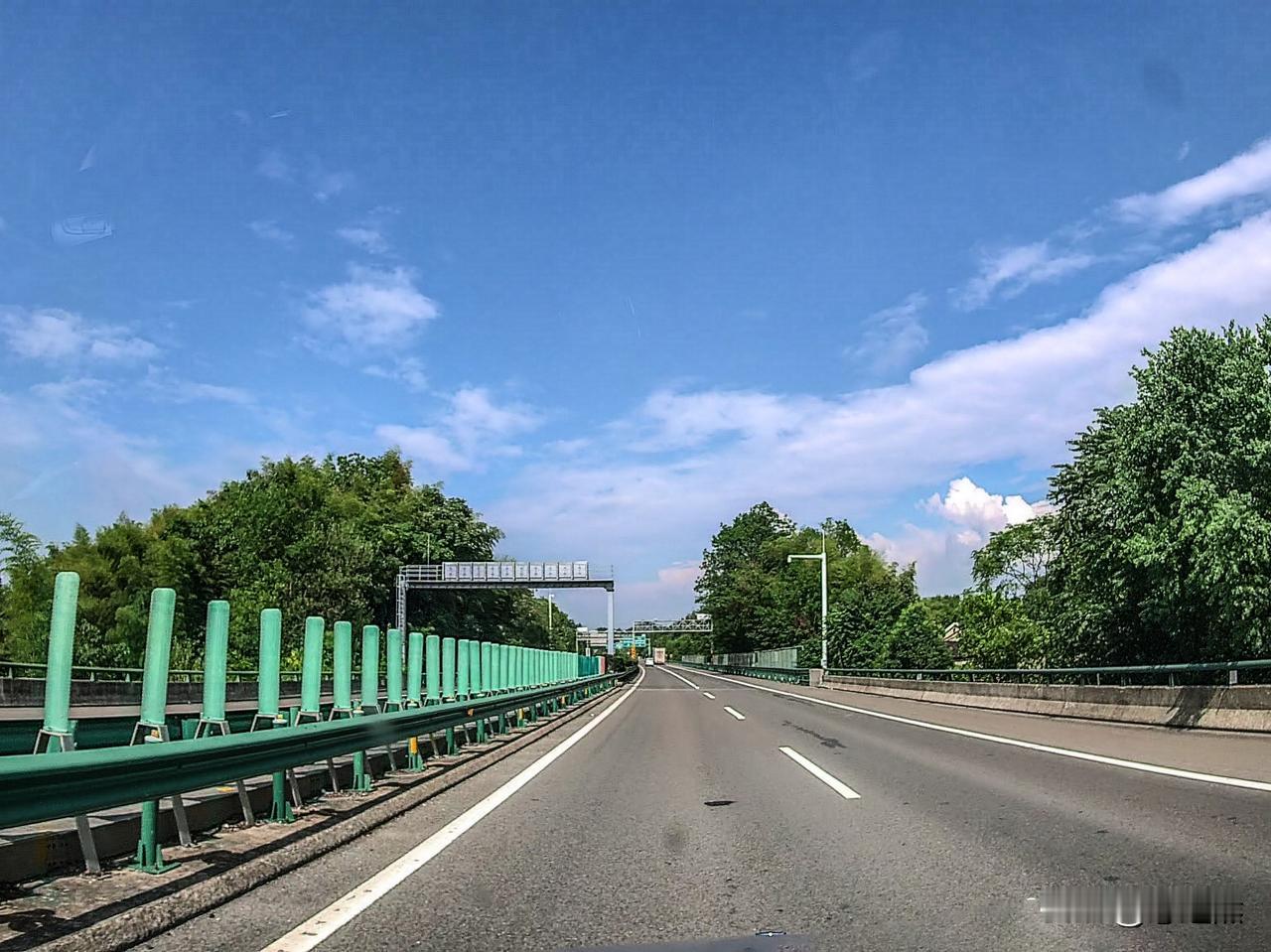 旅游归来话感想（11）这次暑期自驾游跑了一万多公里，基本走的都是高速。过路费是花