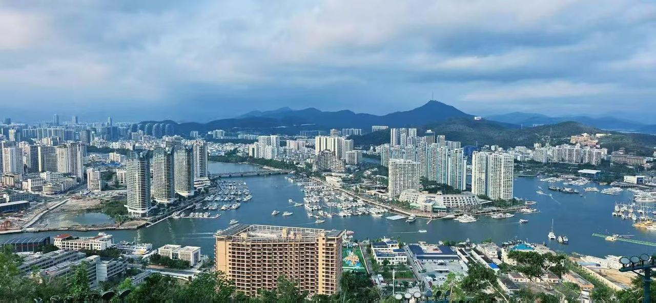 三亚旅游一瓶水八块的事情，让一位网友特别激动。水是不是卖八块，得看在哪里卖，买的