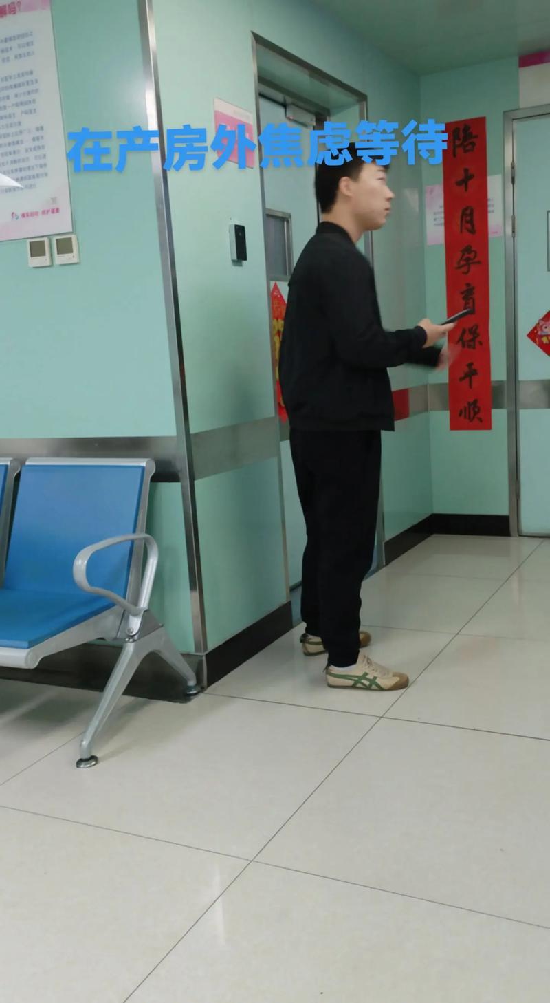 河南一妻子在产房刚生完宝宝，护士就抱宝宝出来给产房外的宝爸报喜，问宝爸：“知道宝