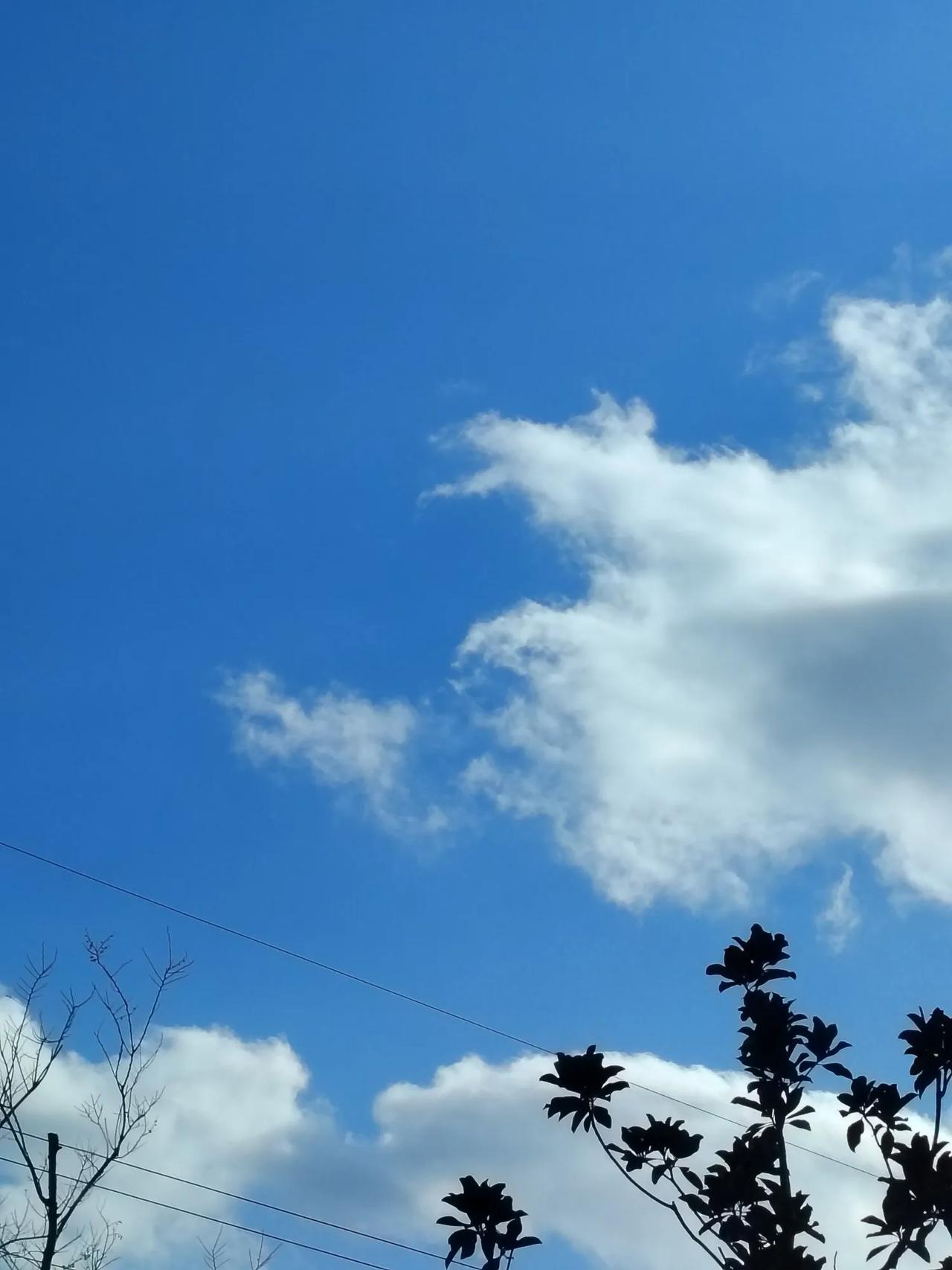 下联：雨过天晴碧海蓝。