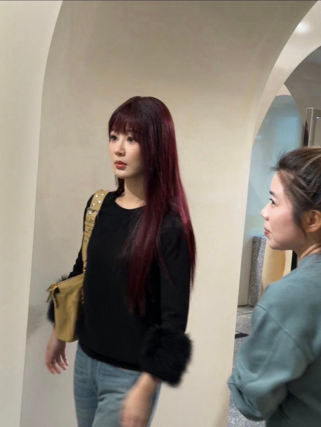 杨紫罗马红发造型路透 