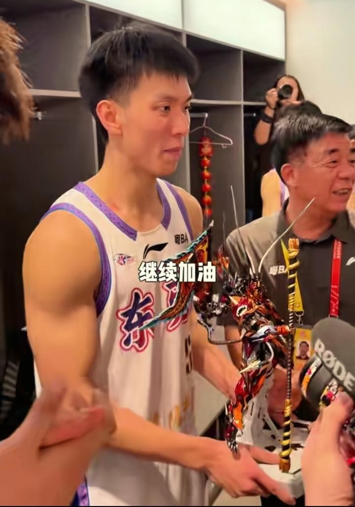 粤BA总决赛的第一场内容丰富，双方巅峰对决，两种不同的篮球文化在碰撞中，显示出底