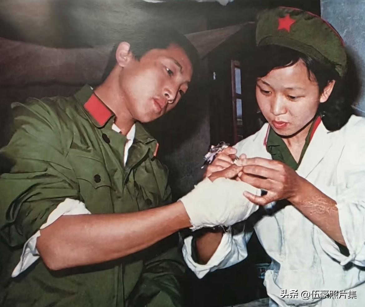 上世纪八十年代的老山前线，“战地女神”、模范卫生员、一等功臣钟惠玲正在帮受伤的战
