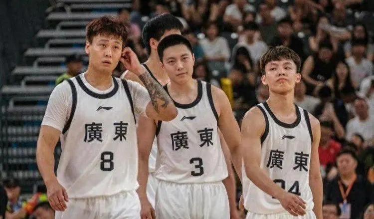 广东队球迷不想徐杰和胡明轩离开，但现在说他们两个是非卖品，为时尚早。
当年赵睿不