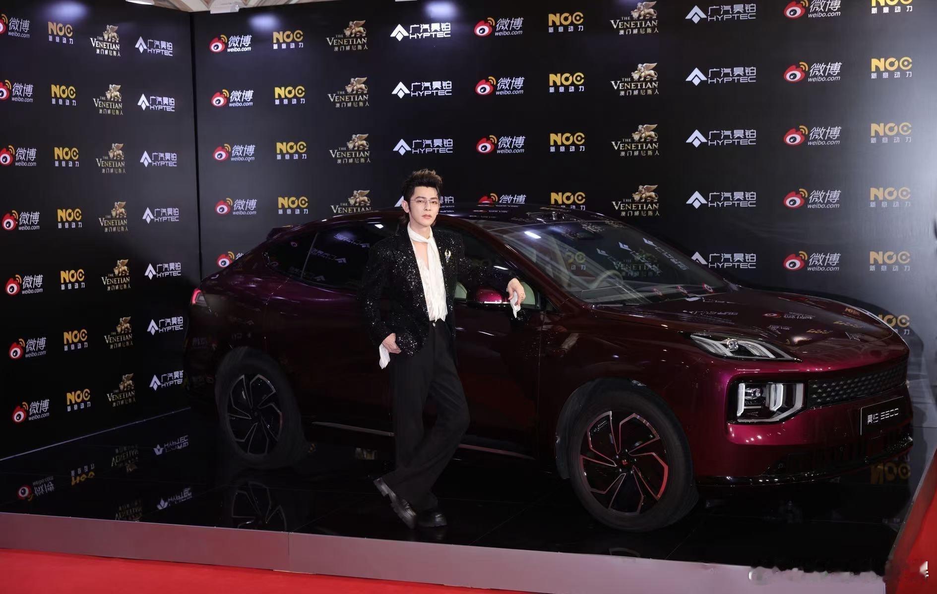微博之夜昊铂S600红毯首秀运动优雅气息惹明星同框打卡群星熠熠，共绎新豪华风范微