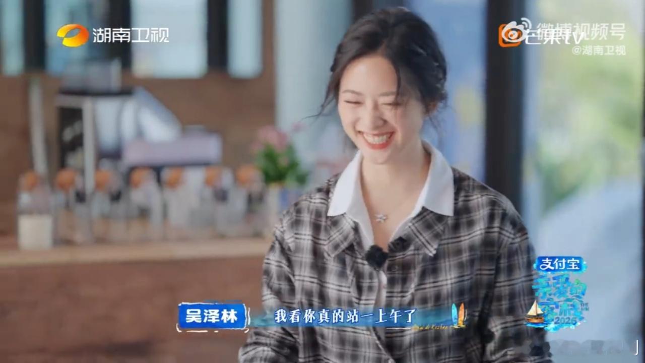 沈月坐立难安具象化了等待一对一相处的小萌娃，沈月紧张到坐立难安，一举一动都写满忐