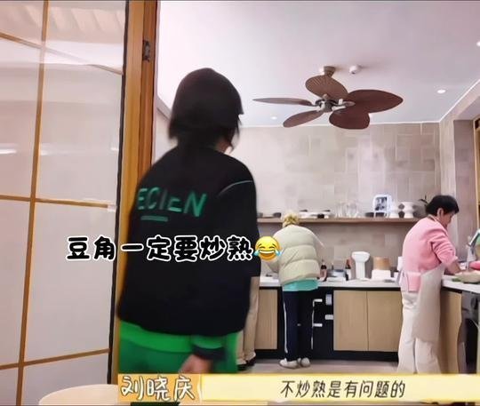 刘晓庆也怕豆角没熟 哈哈，庆奶也怕豆角没熟，疑似看了宋丹丹吃没熟豆角中毒事件[笑