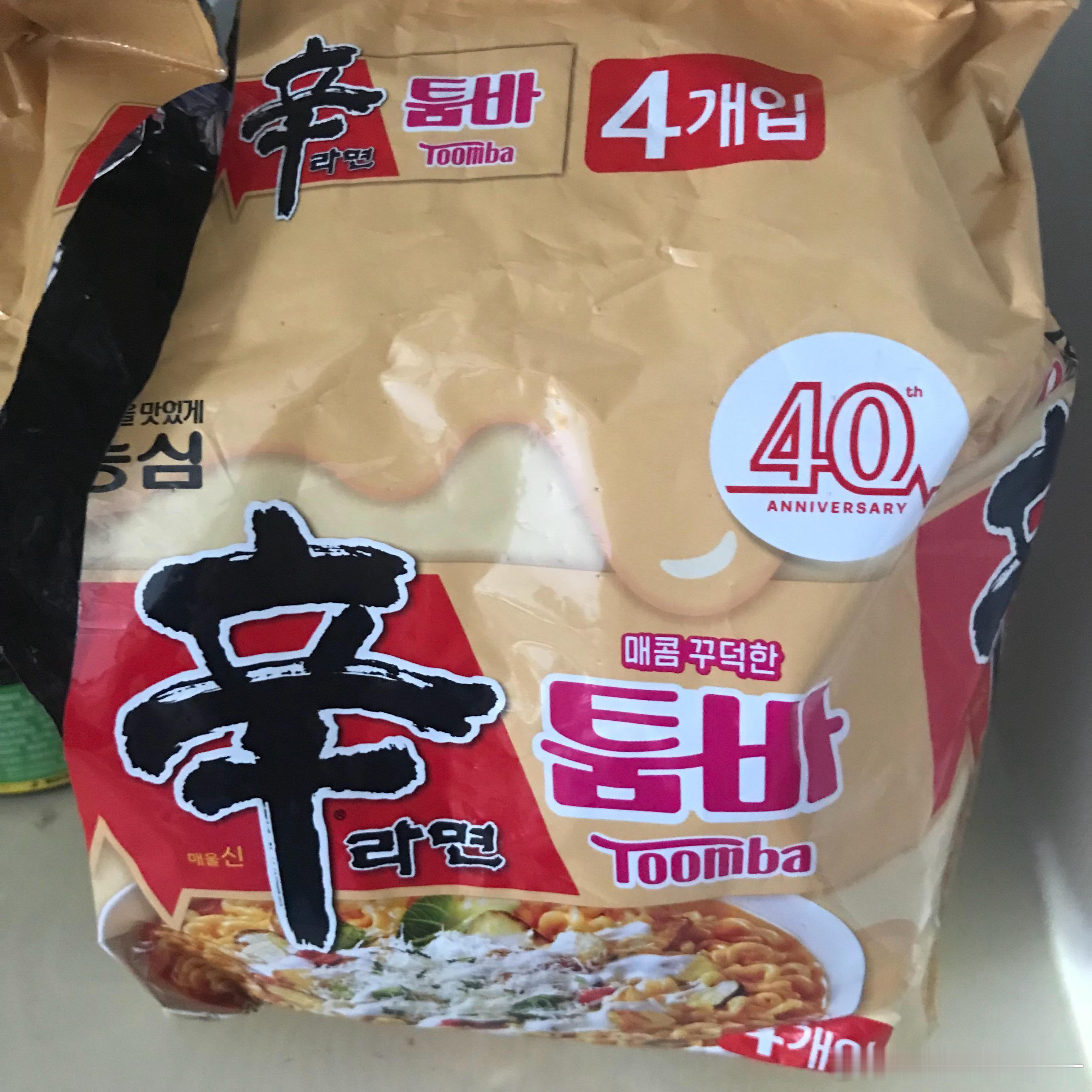 芝士奶油辛拉面辣辣的，好香好好吃[馋嘴]其实它是午饭，哈哈哈哈哈分享完毕，晚安吖