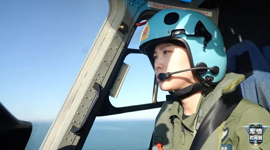 海军首批舰载机女飞行学员近日全部通过昼间着舰单飞考核，现已转入夜间着舰训练阶段。
