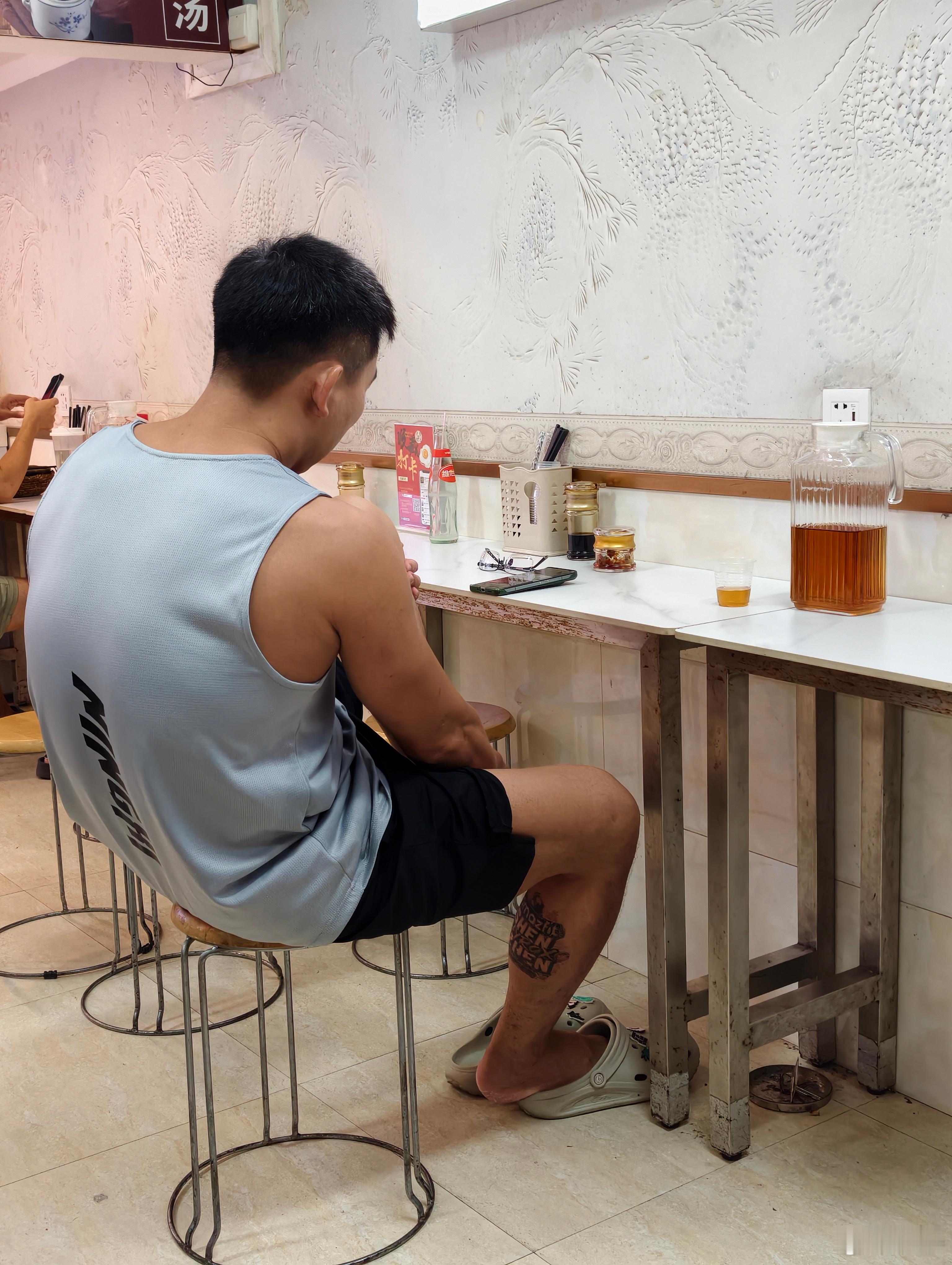 广州，晚上遇见的松弛感。坐地铁时候的松弛感，脱鞋、盘腿，带一堆孩子。吃饭时候的松