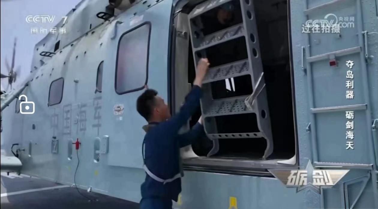 我军基础型"直-8"直升机原来是这么上下机的，自带的登机梯又重又占地方，在直-8