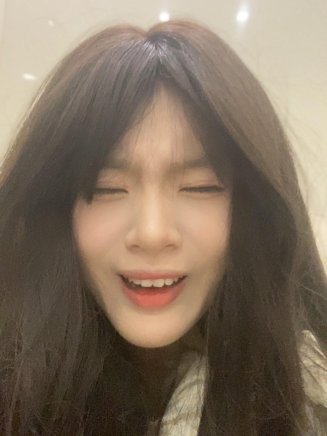 喜欢搞怪的可爱女孩