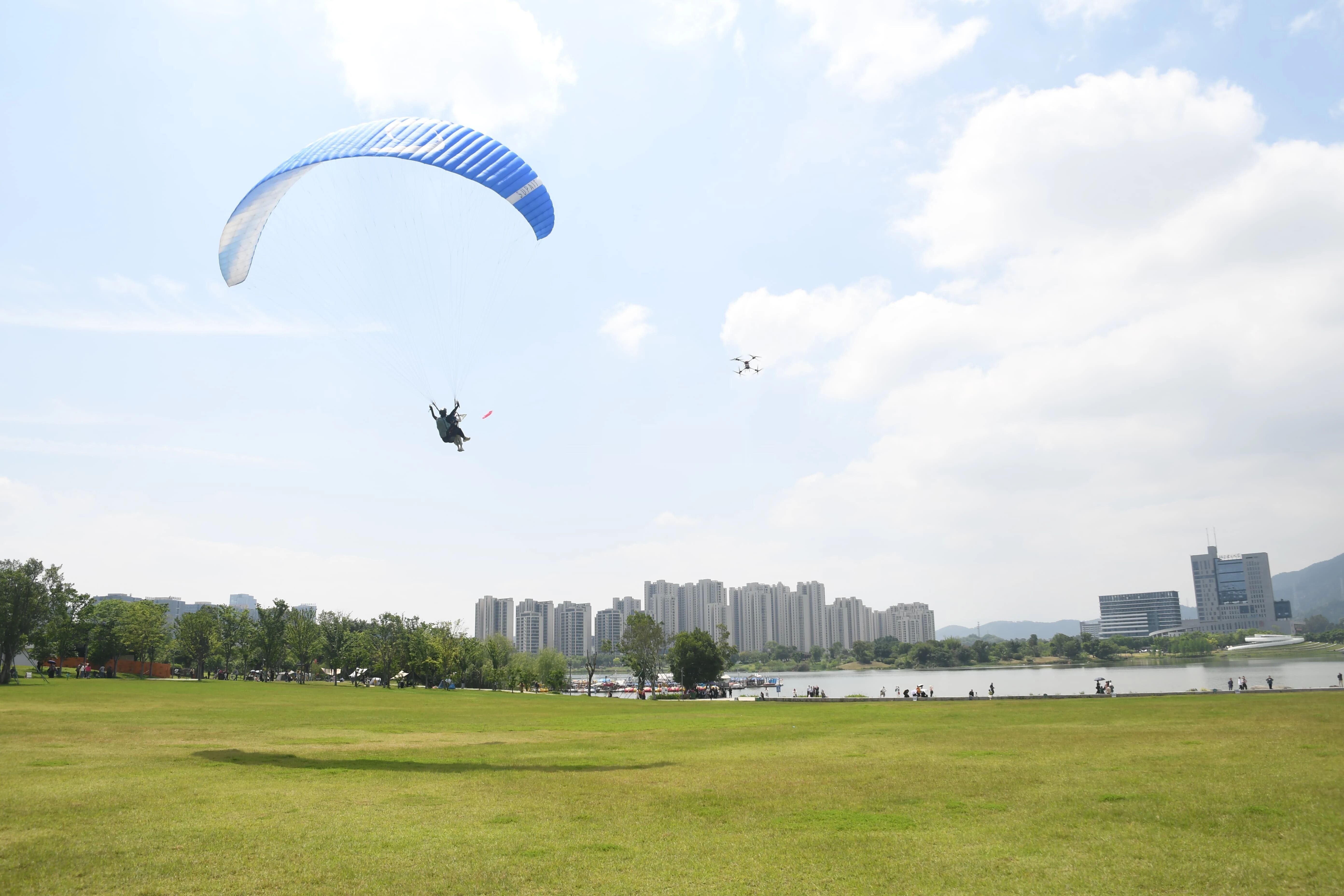 五一假期，旗山湖公园全新亮相的无人机双人休闲滑翔伞项目 可以在在300米高空俯瞰
