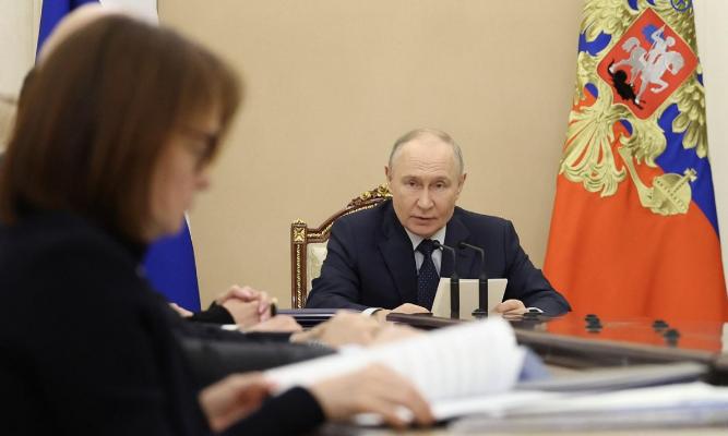 普京彻底坐不住了！这位俄罗斯总统面临如今GDP不断下滑也是彻底坐不住了，这场持续