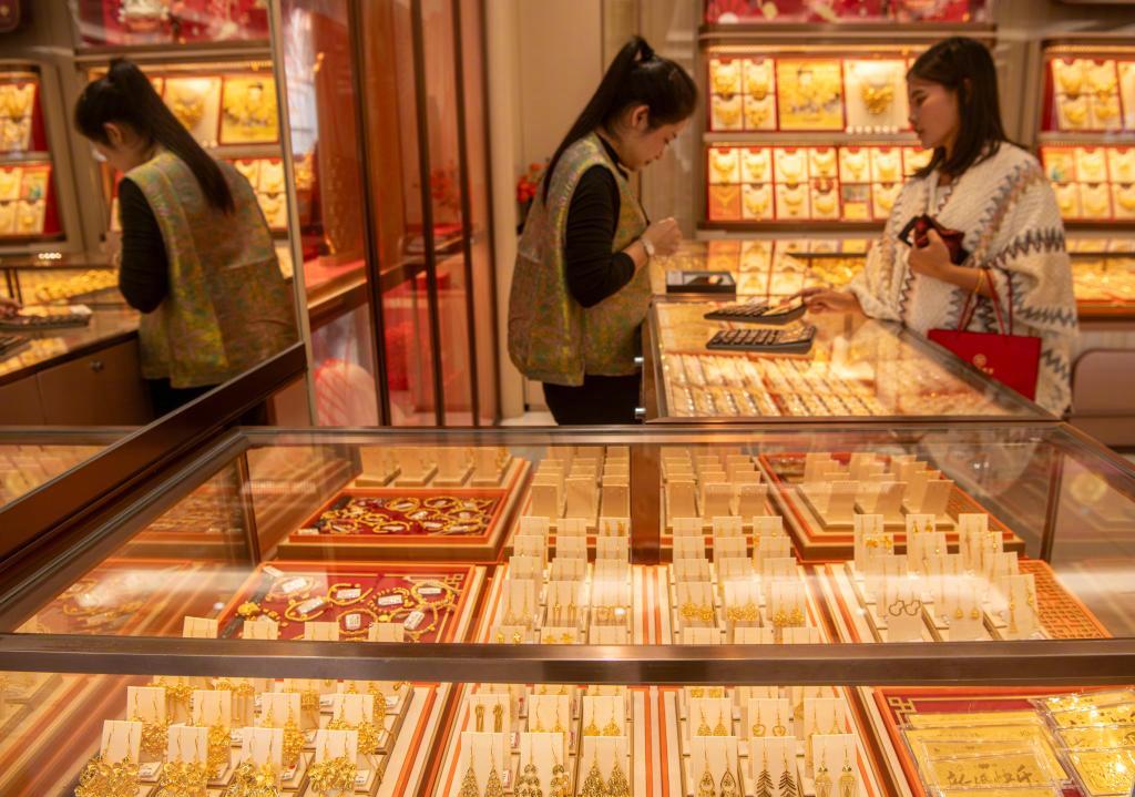 #黄金价格连续三周下跌#【黄金连续下跌，“避险资产”缘何“不避险”？】3月以来，