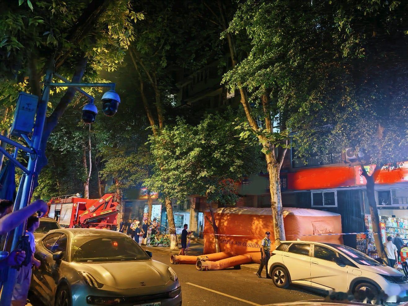 回家路上，看见消防车，救护车列队待命，前面还有一个充气气垫，顿时明白了。还是第一
