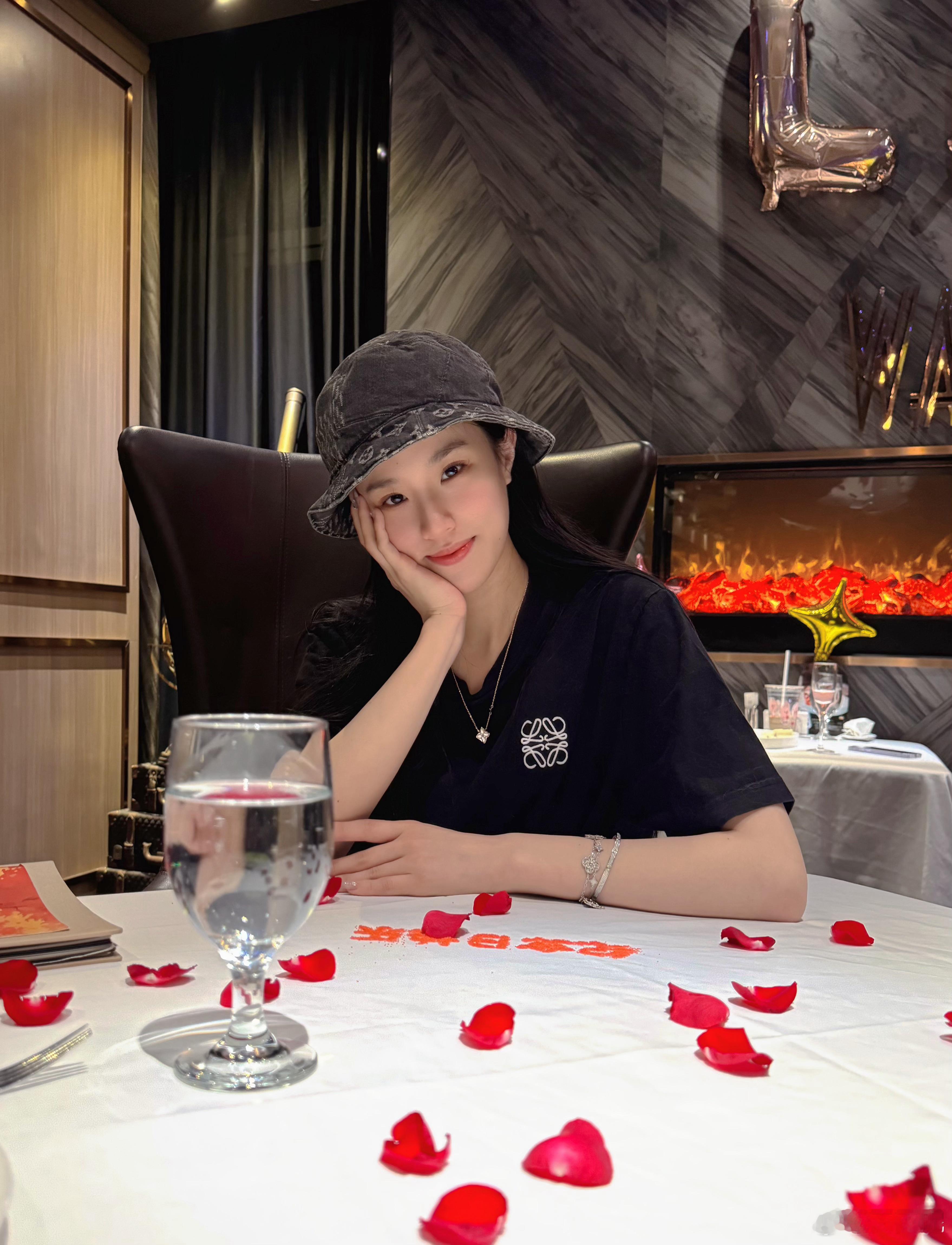 如果你觉得人类复杂难沟通 不妨多出去走走 多接触接触人们你会发现 人类真的复杂难