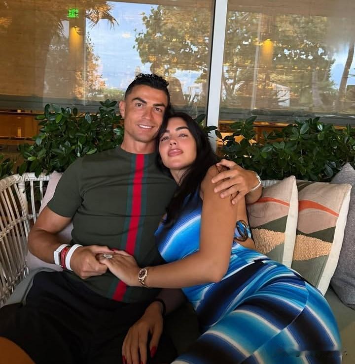 C罗官宣与乔治娜结婚，两人在订婚一年后喜结连理。
41岁的C罗在社交媒体晒了金色