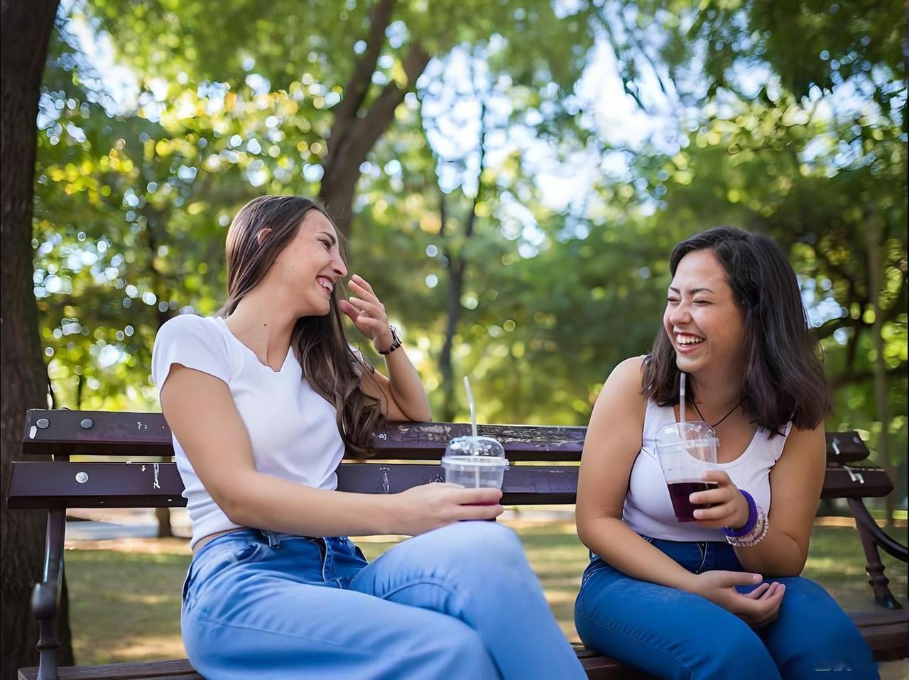 两个50几岁的女人坐在公园的长椅上说悄悄话。

甲：你气色真不错，一定是老李搬过