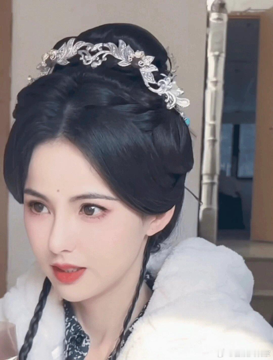 黄日莹春花厌路透演的公主，蛮漂亮的，虽然发型一般，但她真的好灵动怀疑这剧造型师真