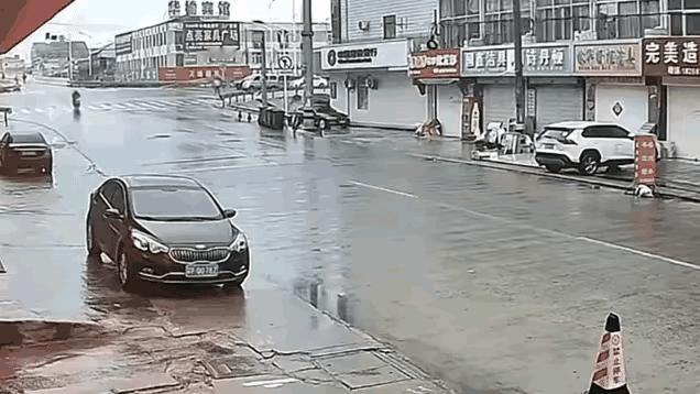 这个视频我是真的看不懂，明明稍微拐一下就躲开了，为什么就那么直直的撞上去了呢？车