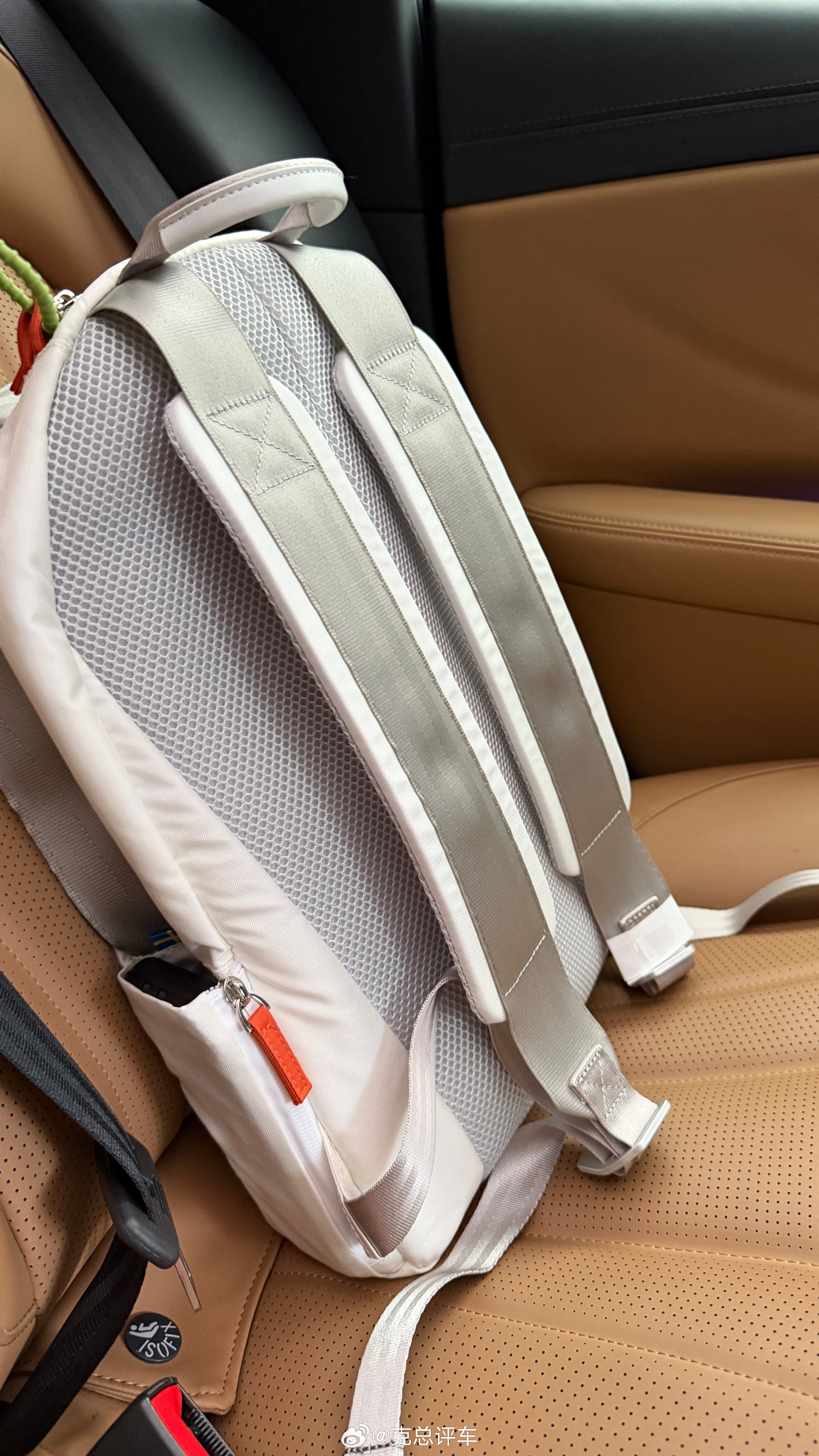把安全背在身上沃尔沃这款包有点意思，汽车安全气囊材质是包体，背带就是安全带做的。
