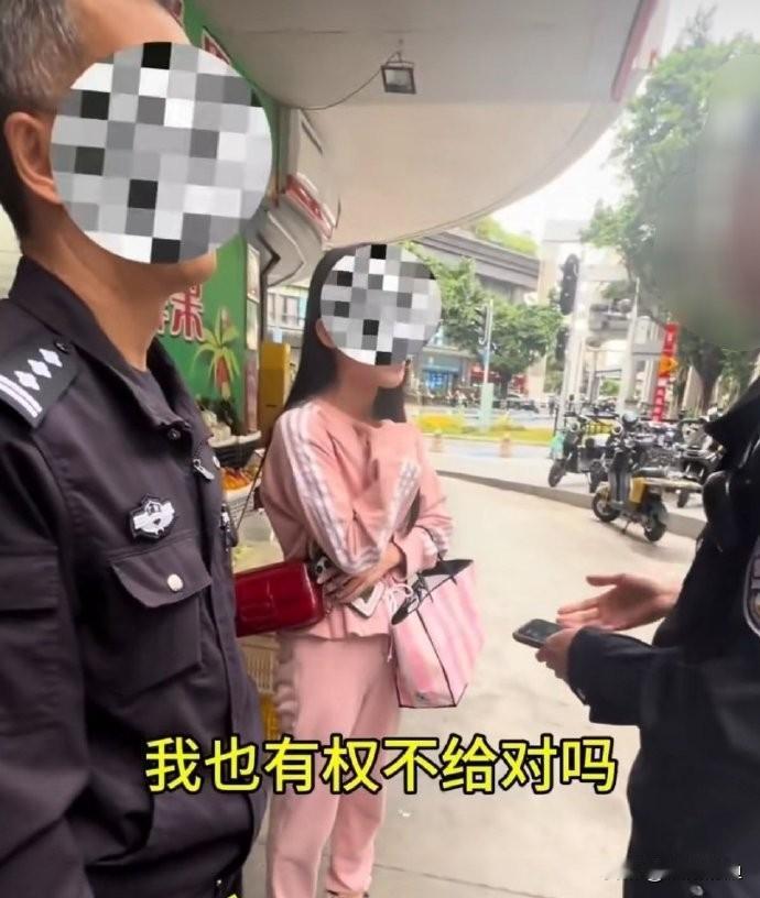 还记得去年有个热搜吗？一位大叔捡了别人装有几千元现金和重要证件的手包，失主苦苦哀