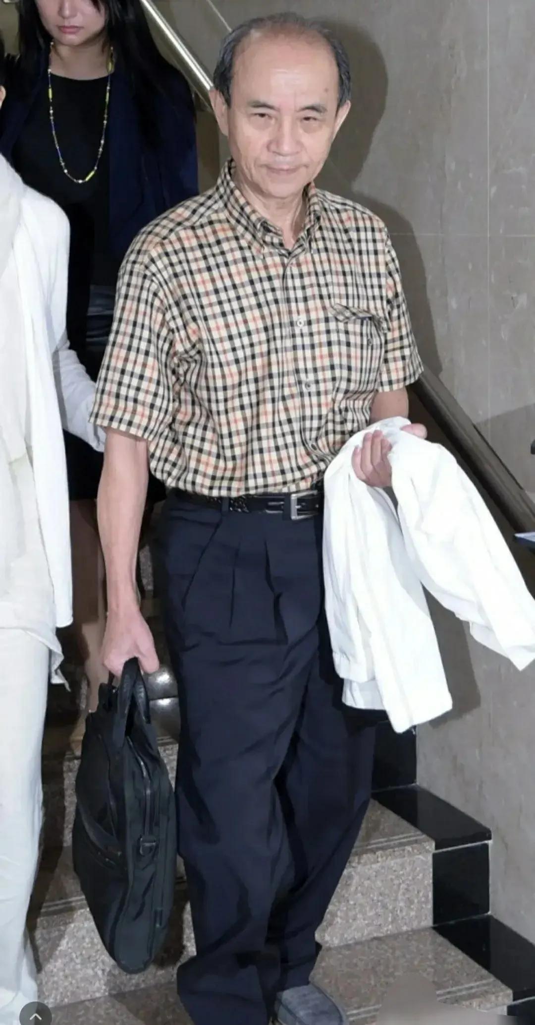 小S的公公突然去世，全家最支持她的那个没了！
之前小S说公公是最支持她的人，去年