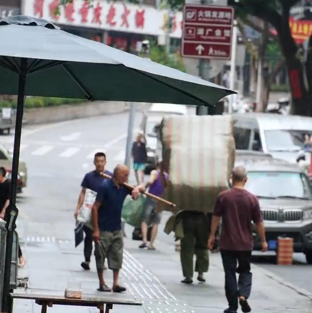 重庆连续41度高温，柏油马路被晒得发烫，路人步履匆匆、躲着烈日而行。
 
可在街