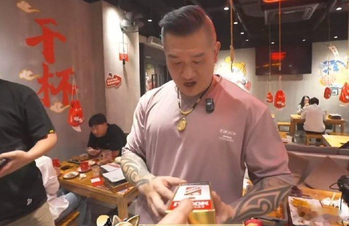 台网红馆长说看看谁在说谎 馆长来大陆考察，利好茅台。 ​​​