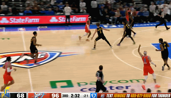 亚历山大转换进攻上篮打进，哈腾起身模仿哈哈！