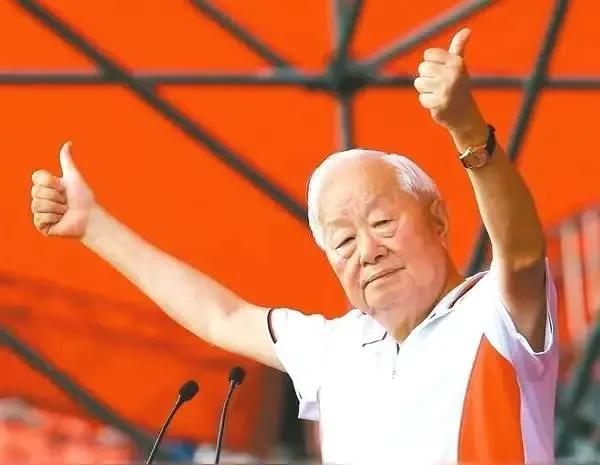 原台积电老总张忠谋说，“我来到美国并于 1962 年入籍以来，我的身份一直是美国