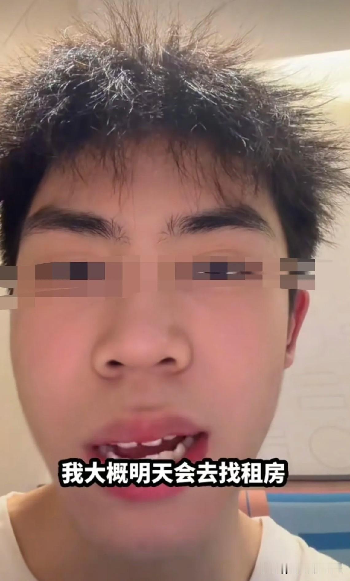和教官说上厕所，连夜逃学去旅游的男生，好像还没意识到事情的严重性。

他说他问过