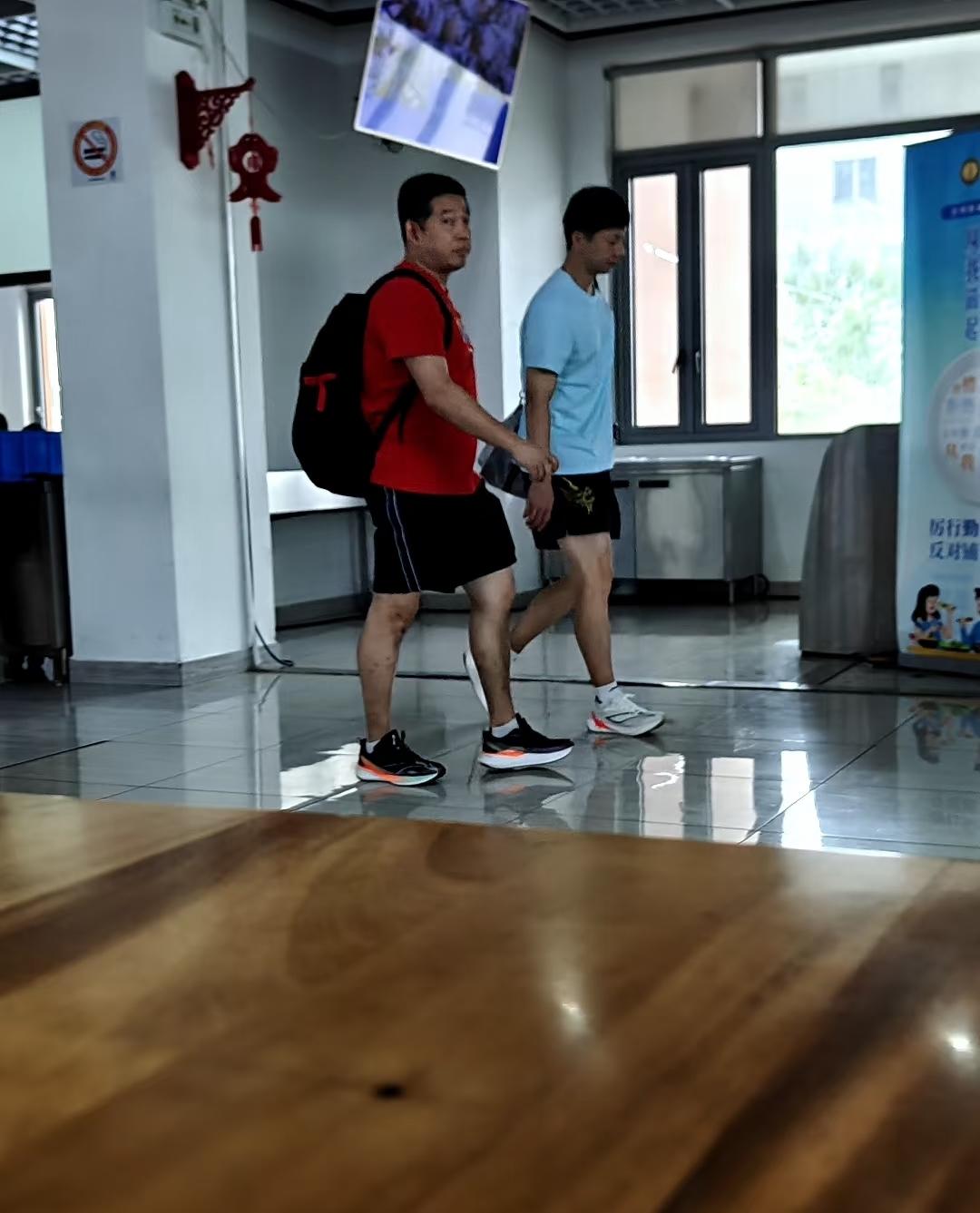 马龙现身崇明岛，是要参加亚运会吗？
国乒8月下旬都集中在上海崇明岛，备战亚运会。