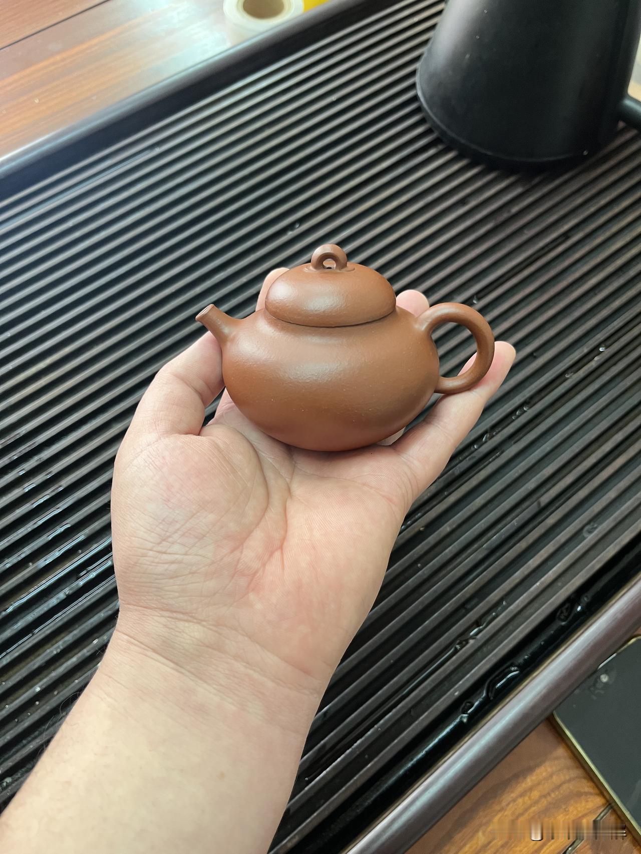 买的“朱泥壶”，连小红泥都分不清，难怪交学费！
最近遇到一位壶友一脸懊恼。他手里