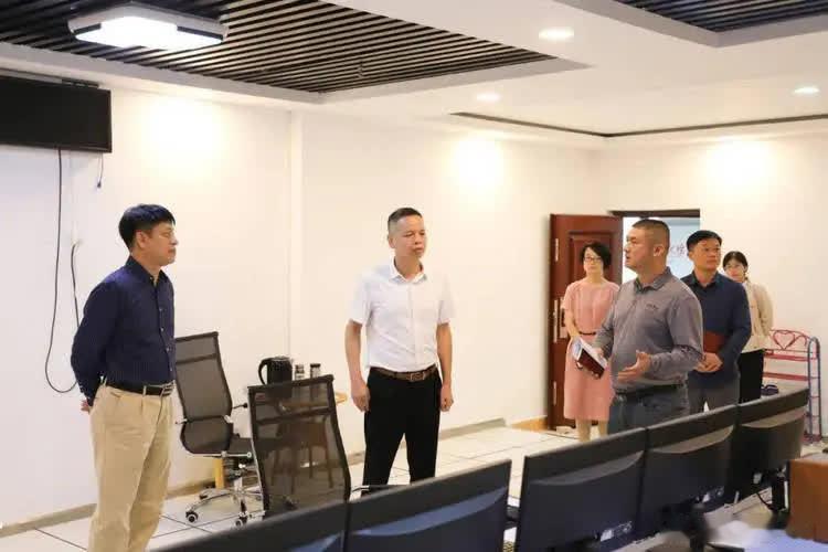 特朗普会成为下一个希特勒吗？其实，答案很明确：不可能，这俩根本不是一个路子，放一