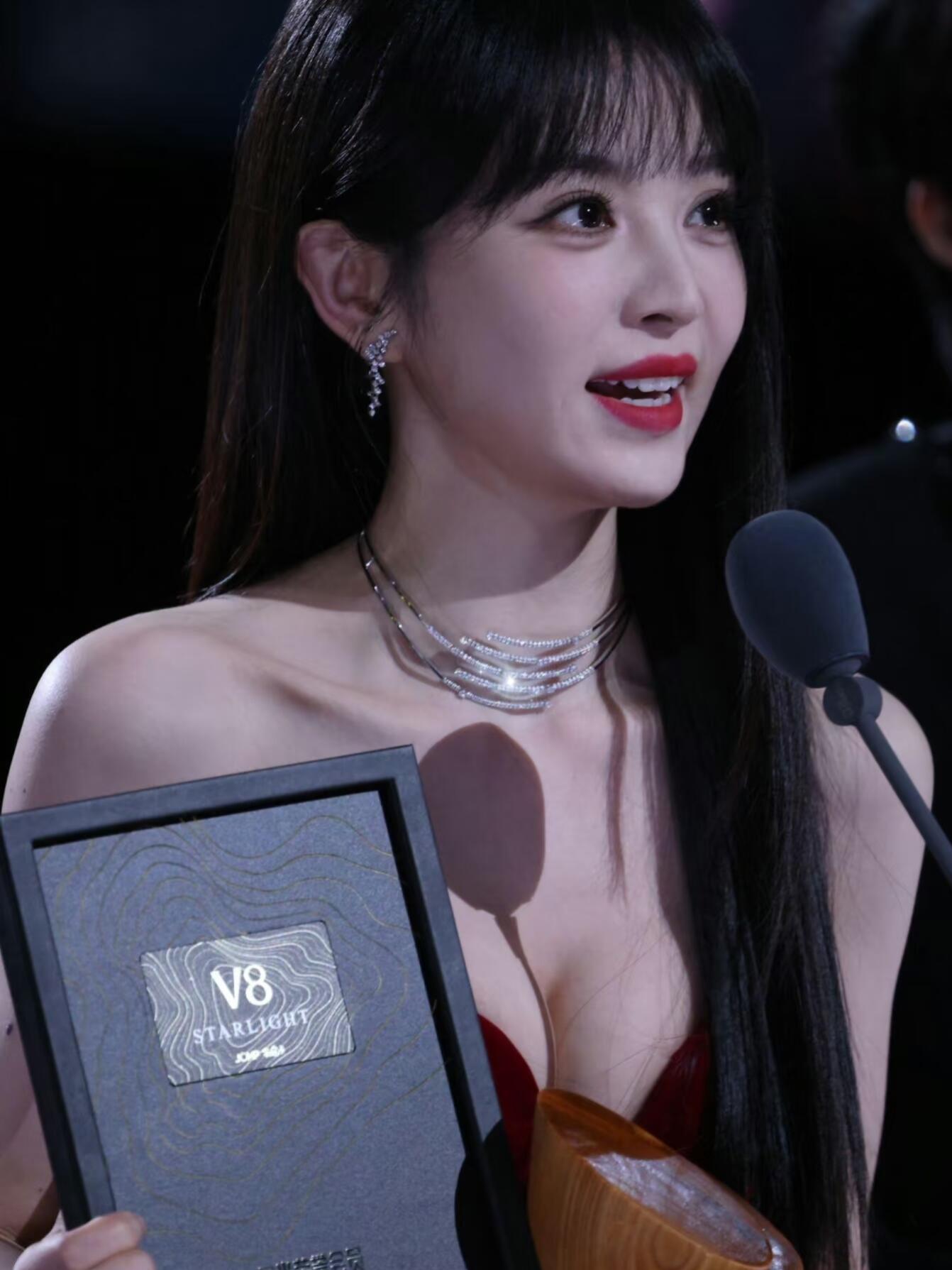 田曦薇好优秀，得了这么大的奖杯…… 