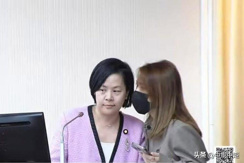 民进党立委吴思瑶今（16日）在脸书发文妄称，中国立委李贞秀（陆配）的独角戏，看她