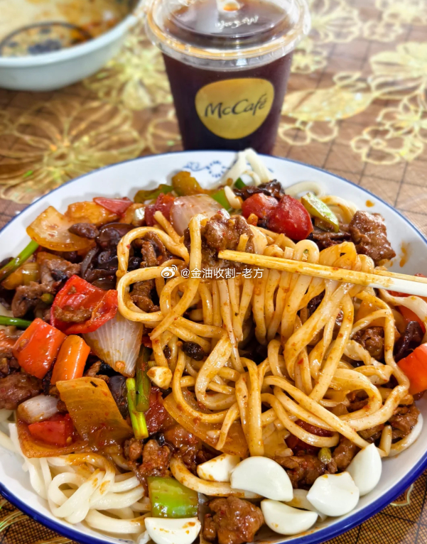 刚开完会，肚子已经咕咕叫了，找了个街角老馆子吃碗面。老板还是那个话多但手不抖的阿