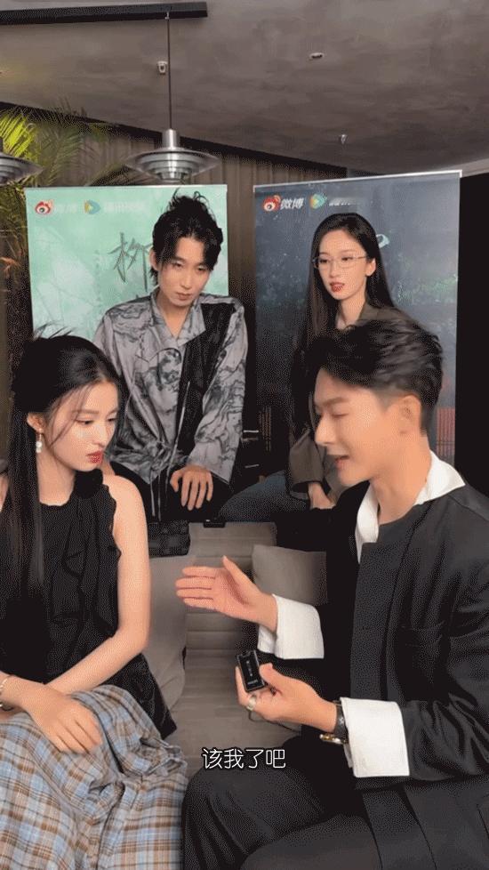 #张晚意牵王楚然的手一牵一个准#柳舟记直播现场，张晚意和王楚然玩牵手游戏，第一次